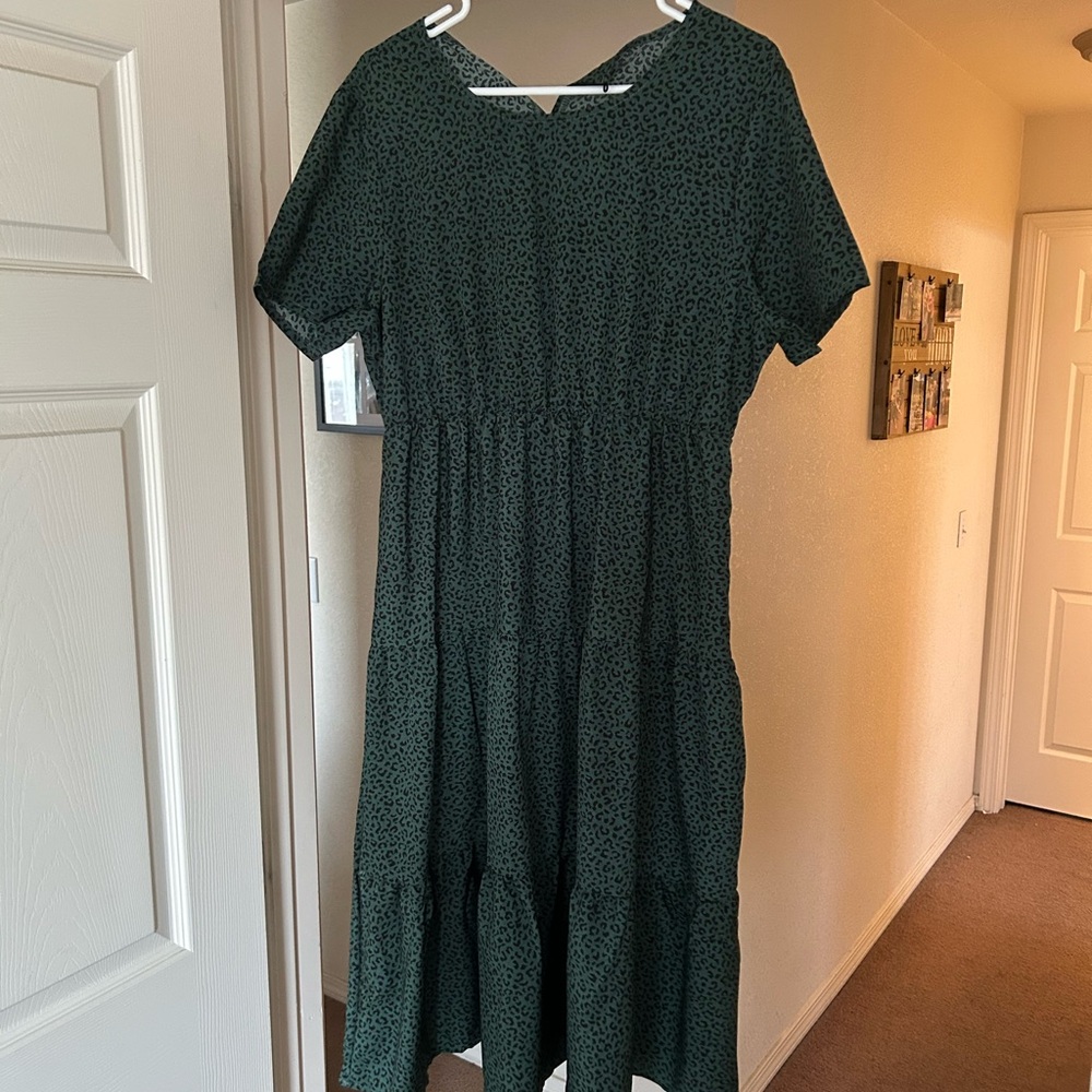 Women's Dark Green Short Sleeve Tiered Midi Dress